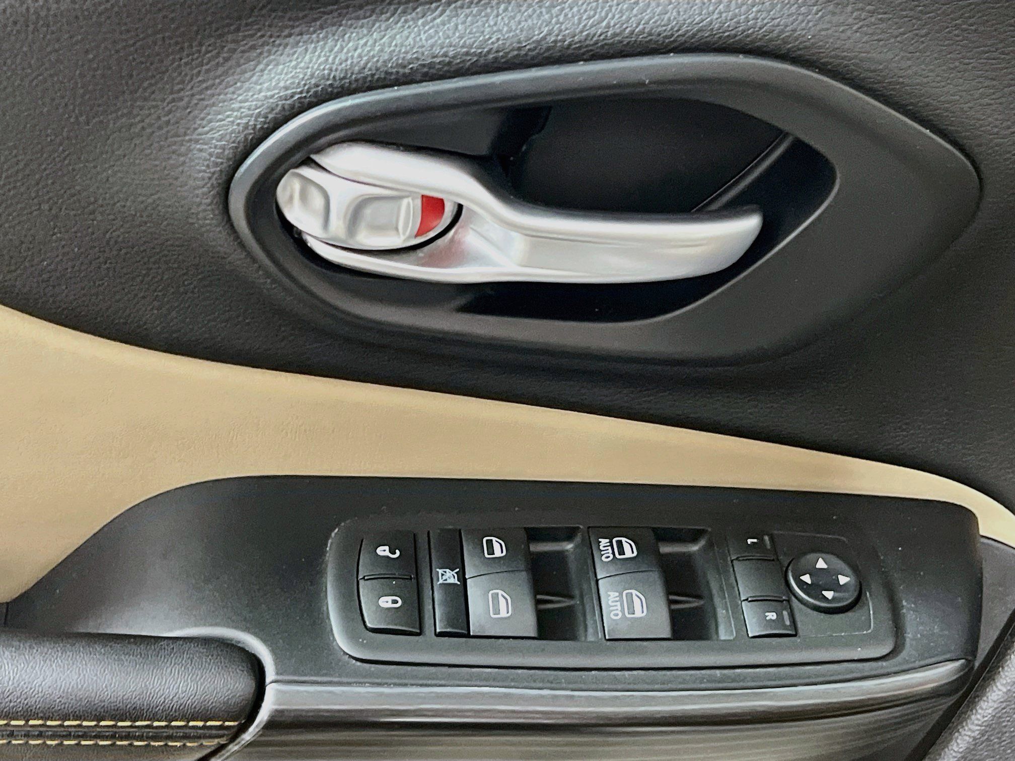 Used 2016 Jeep Cherokee Limited FWD image 17