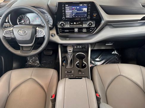Used 2022 Toyota Highlander XLE AWD/4WD image 16