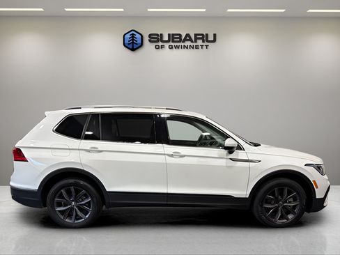 Used 2023 Volkswagen Tiguan SE w/ Panoramic Sunroof Package FWD image 6