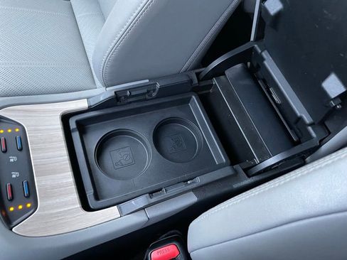 Used 2021 Toyota Venza XLE w/ Softex Package image 48