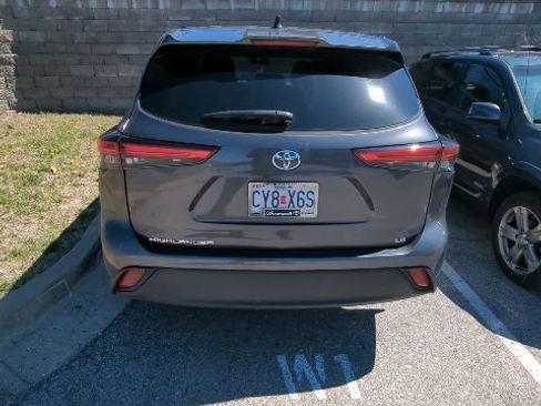 Used 2023 Toyota Highlander LE image 4