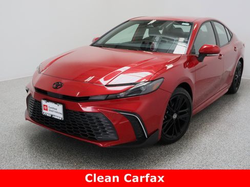 Used 2025 Toyota Camry SE w/ Convenience Package image 2