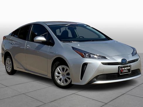Used 2020 Toyota Prius LE FWD image 3