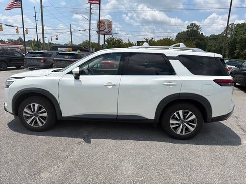 Used 2023 Nissan Pathfinder SL AWD/4WD image 4