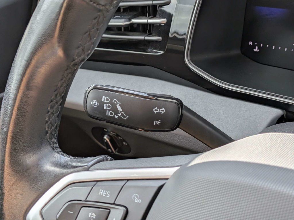 Used 2025 Volkswagen Jetta SE FWD image 24