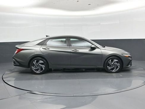 Used 2025 Hyundai Elantra SEL FWD image 2