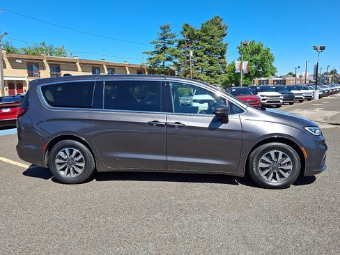 Used 2023 Chrysler Pacifica Touring-L FWD image 7