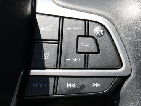 Used 2025 Toyota Highlander XLE AWD/4WD image 10