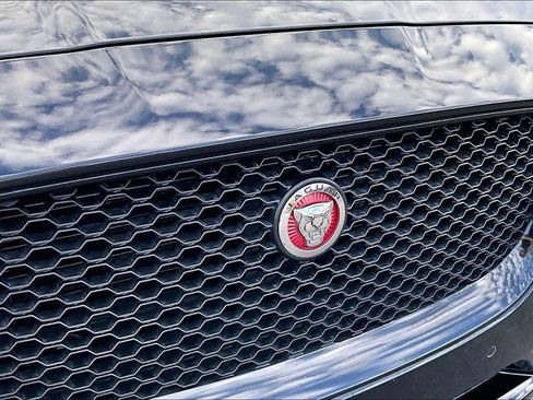 Used 2019 Jaguar F-PACE Premium image 29