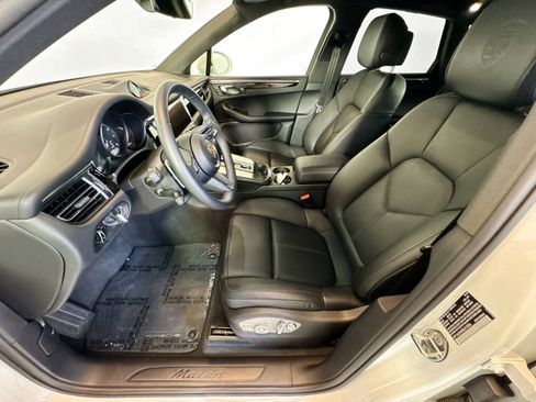 Certified 2025 Porsche Macan AWD/4WD image 5