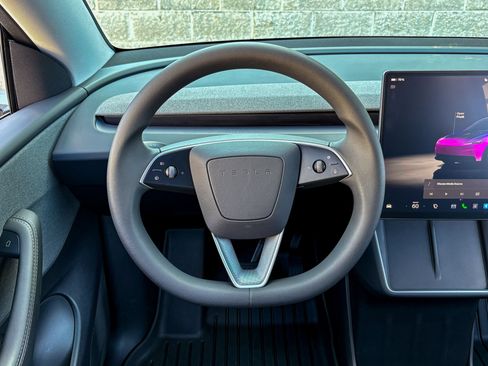 Used 2026 Tesla Model Y AWD image 17