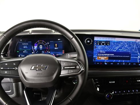 Used 2025 Chevrolet Suburban Z71 image 17