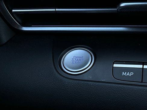 Used 2025 Hyundai Elantra SEL image 29