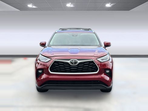 Used 2023 Toyota Highlander XLE FWD image 6