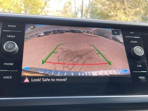 Used 2023 Volkswagen Taos SE w/ Panoramic Sunroof Package image 16