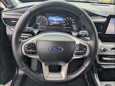 Used 2022 Ford Explorer XLT w/ Equipment Group 202A image 8