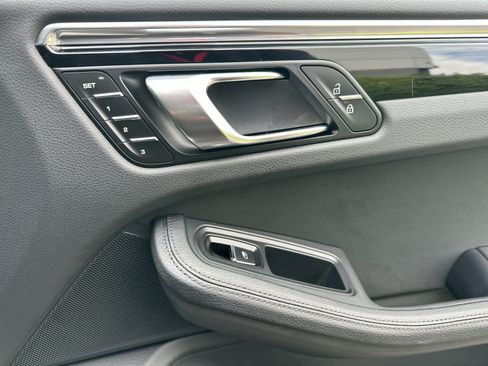 Certified 2025 Porsche Macan AWD/4WD image 19