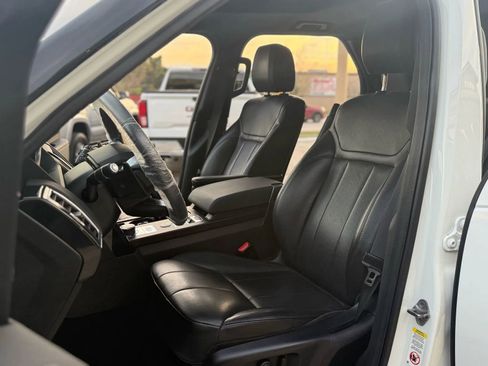 Used 2019 Land Rover Discovery SE image 13