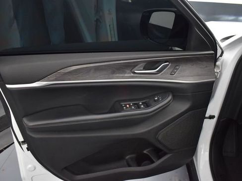 Used 2023 Jeep Grand Cherokee Limited w/ Black Appearance Package image 13