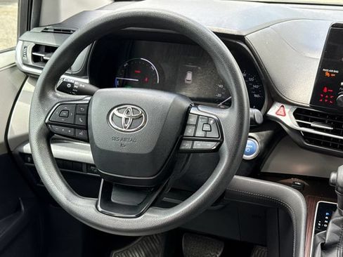 Used 2023 Toyota Sienna LE FWD image 12