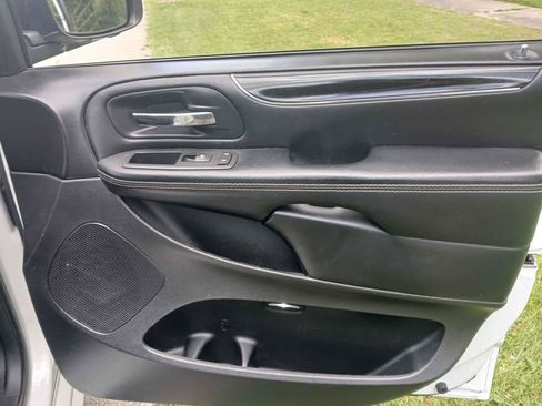 Used 2016 Dodge Grand Caravan SE FWD image 16
