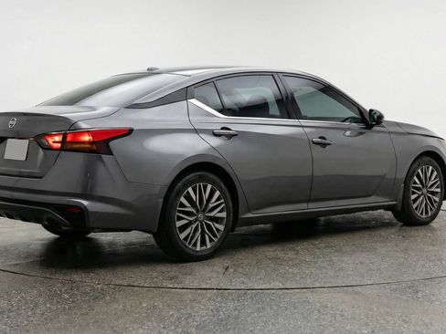 Used 2025 Nissan Altima 2.5 SV image 9