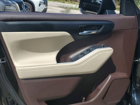 Used 2022 Toyota Highlander XLE FWD image 25
