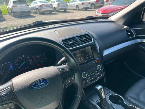 Used 2016 Ford Explorer XLT w/ Equipment Group 202A AWD/4WD image 27