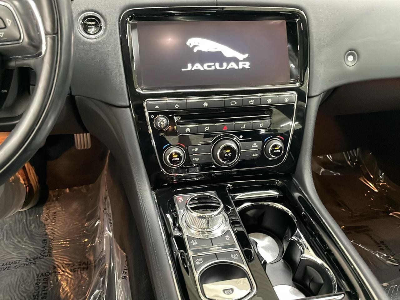Used 2019 Jaguar XJ R-Sport RWD image 21