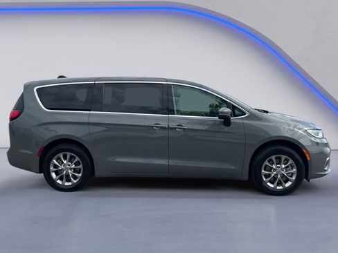 Used 2023 Chrysler Pacifica Touring-L AWD/4WD image 6