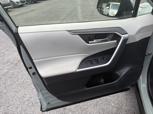 Used 2019 Toyota RAV4 XLE w/ Convenience Package AWD/4WD image 5
