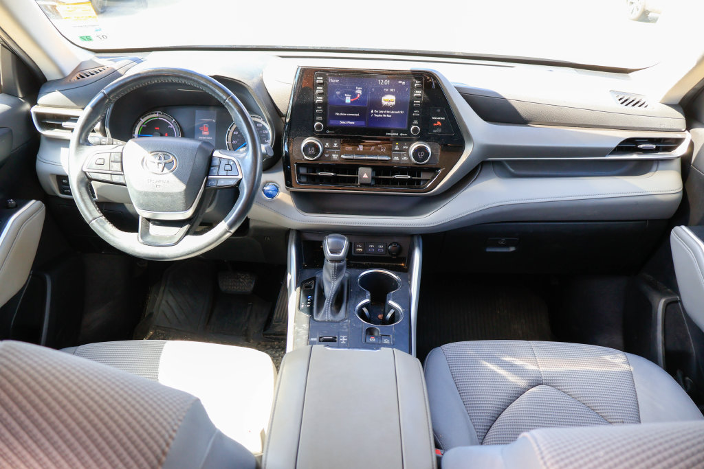 Used 2022 Toyota Highlander LE FWD image 6