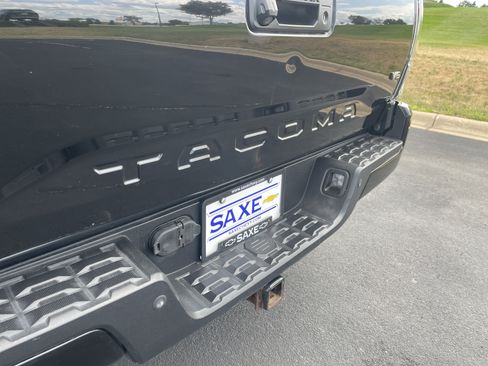 Used 2016 Toyota Tacoma TRD Off-Road AWD/4WD image 29