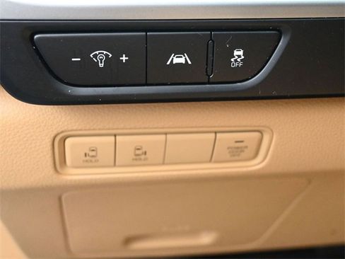 Used 2023 Kia Carnival LX image 21