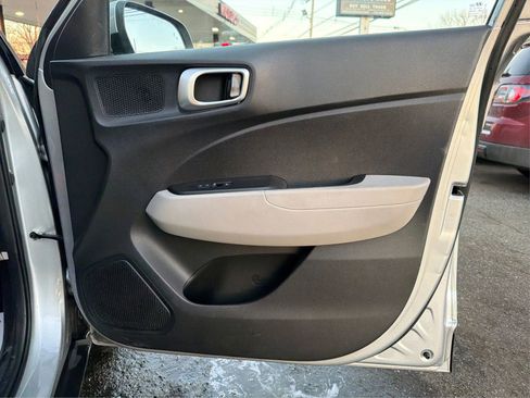 Used 2022 Hyundai Venue SEL image 25