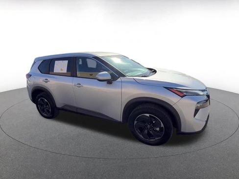 Used 2025 Nissan Rogue SV FWD image 2
