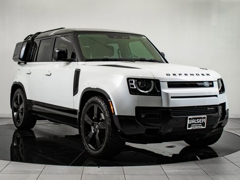 Used 2023 Land Rover Defender 110 X-Dynamic SE image 12