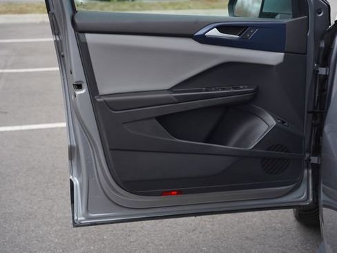 Used 2023 Volkswagen Taos SE w/ Panoramic Sunroof Package image 14