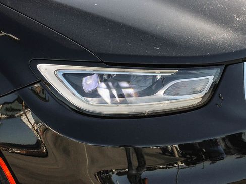 Used 2024 Chrysler Pacifica Limited FWD image 4
