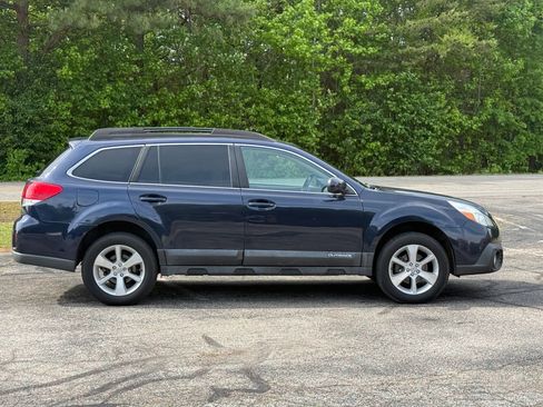 Used 2013 Subaru Outback 2.5i Limited w/ Moonroof Pkg AWD/4WD image 3