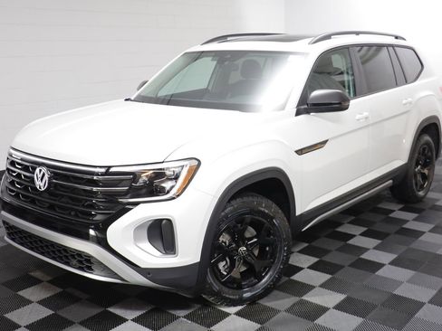 New 2026 Volkswagen Atlas Peak Edition image 2