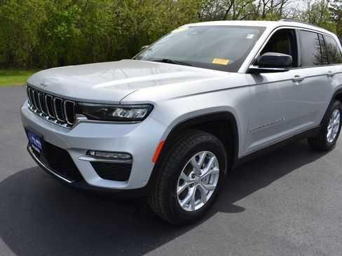 Used 2023 Jeep Grand Cherokee Limited w/ Luxury Tech Group II AWD/4WD image 9