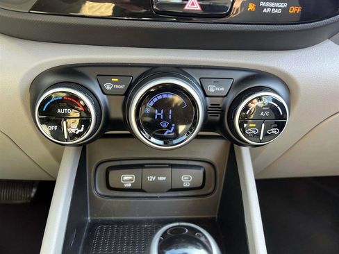 Used 2025 Hyundai Venue SEL FWD image 21