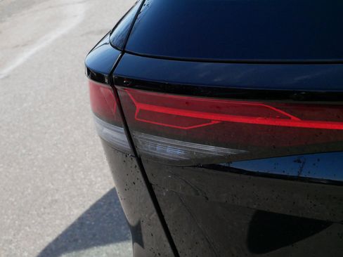 Used 2025 Volkswagen Tiguan SE image 17