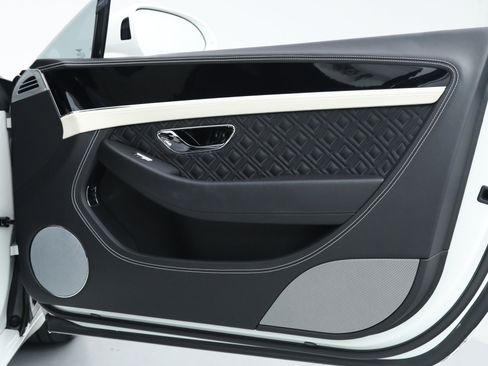 Used 2021 Bentley Continental GT V8 image 13