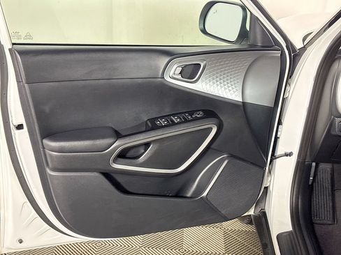 Used 2025 Kia Soul LX w/ LX Technology Package FWD image 10
