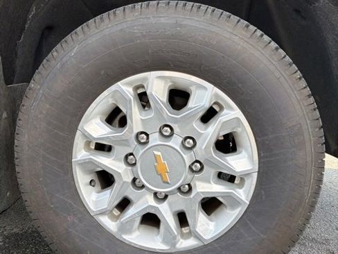 Used 2024 Chevrolet Silverado 2500 LT w/ Convenience Package image 6