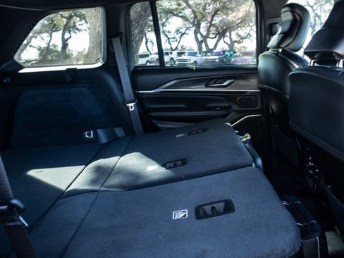 Used 2023 Jeep Grand Cherokee Overland w/ Luxury Tech Group IV image 21