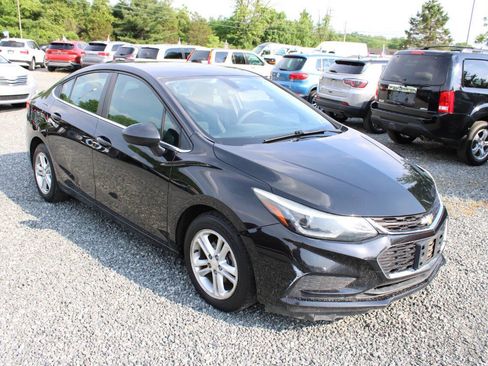 Used 2017 Chevrolet Cruze LT w/ Convenience Package FWD image 4