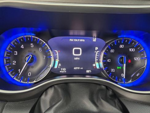 Used 2023 Chrysler Pacifica Touring-L FWD image 22